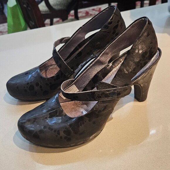 TSUBO Women's Black Textured Leather Sling Back 4-inch Pumps - Picture 2 of 14